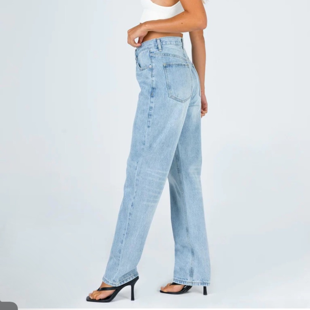 HOLLY ASYMMETRIC STRAIGHT LEG JEAN LIGHT WASH DENIM